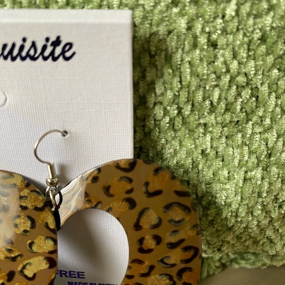 NEW CHEETAH PRINT HEART EARRINGS - Picture 2 of 3